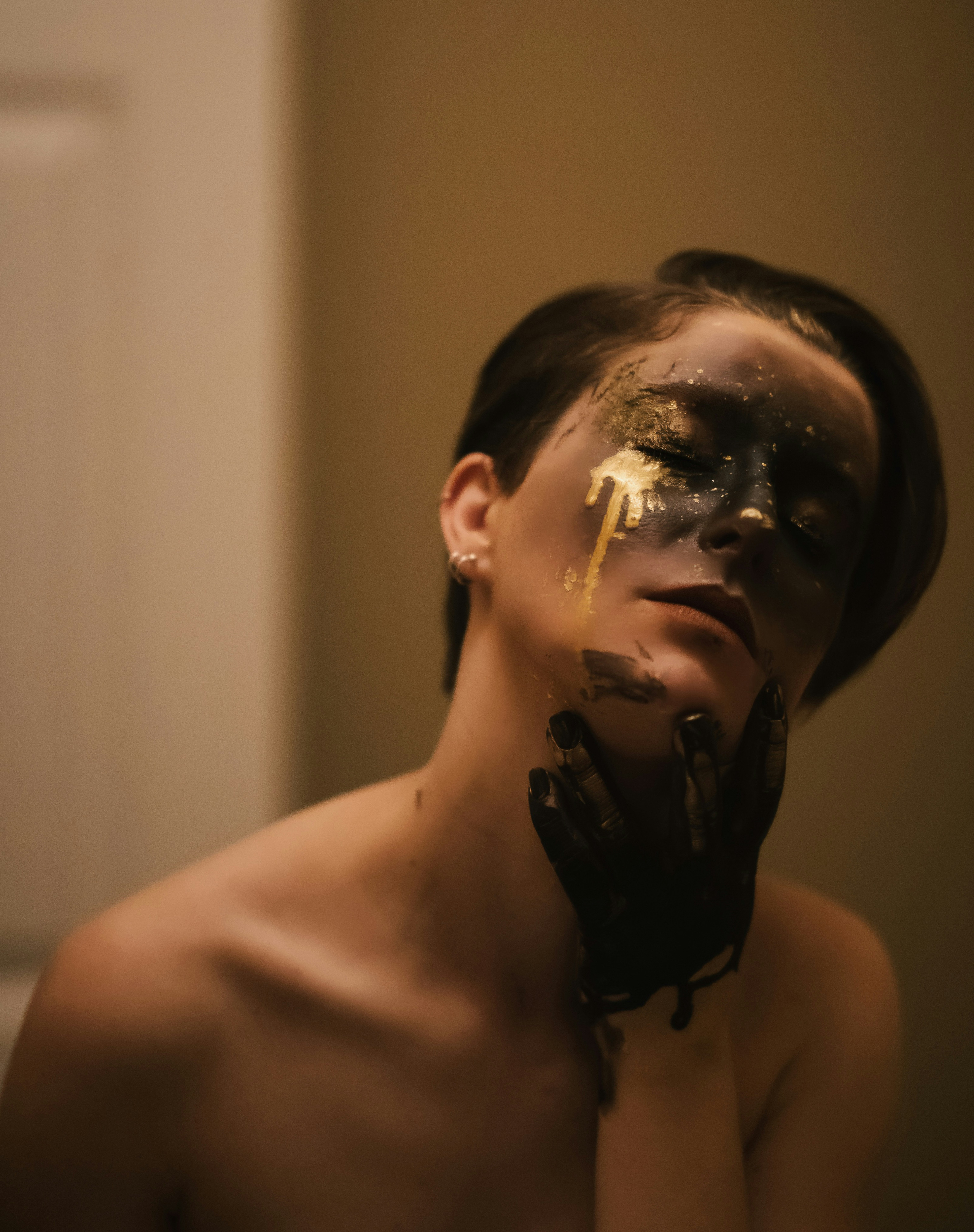 영화 얼굴 결말 정체 의미 및 낙인과 편편이 한 인간을 무너뜨리는 과정 이미지2