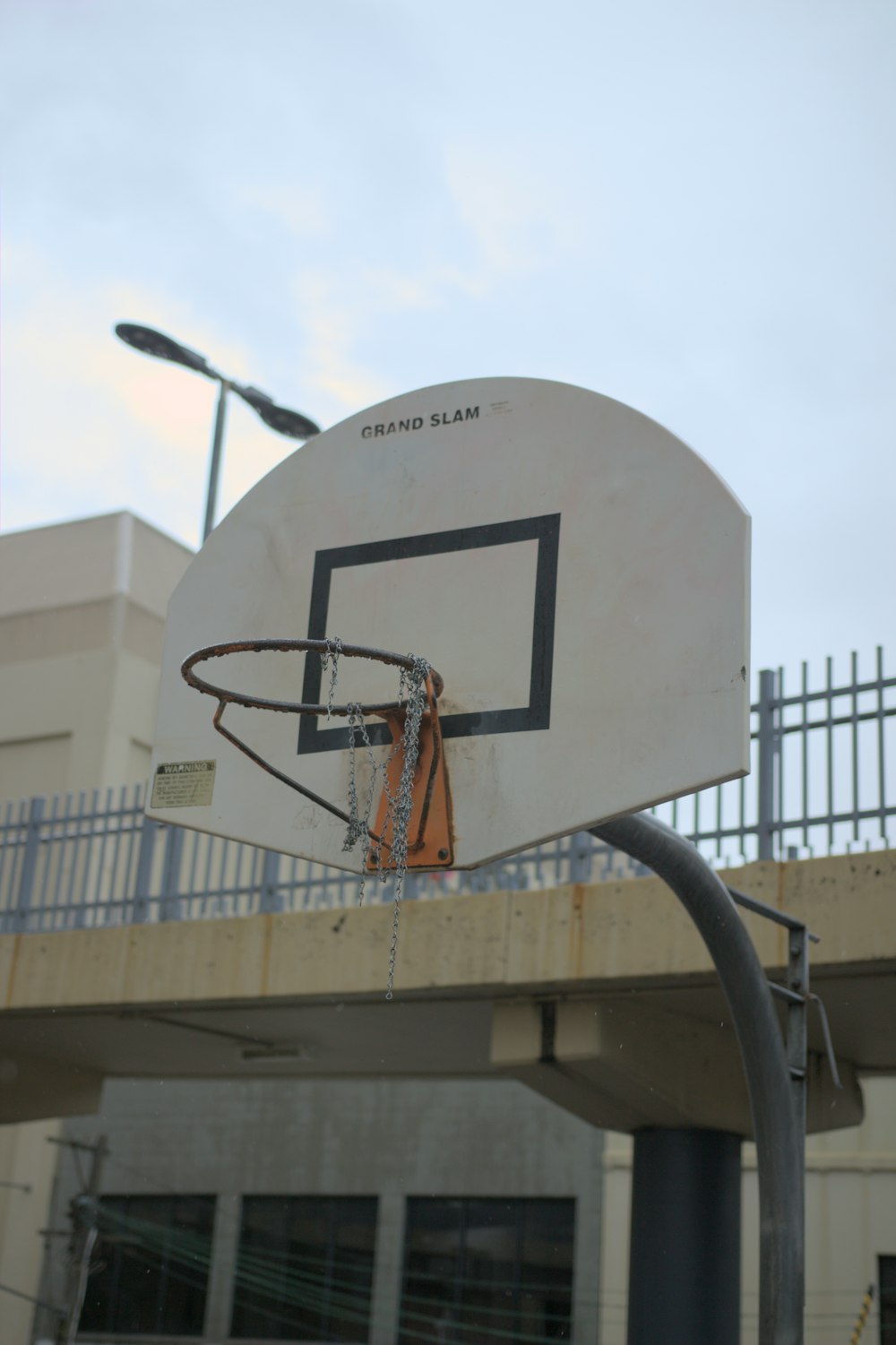 バスケットボールの真ん中にあるバスケットボールのフープ