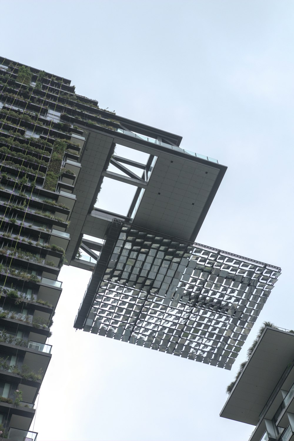 Un edificio muy alto con un montón de plantas en él