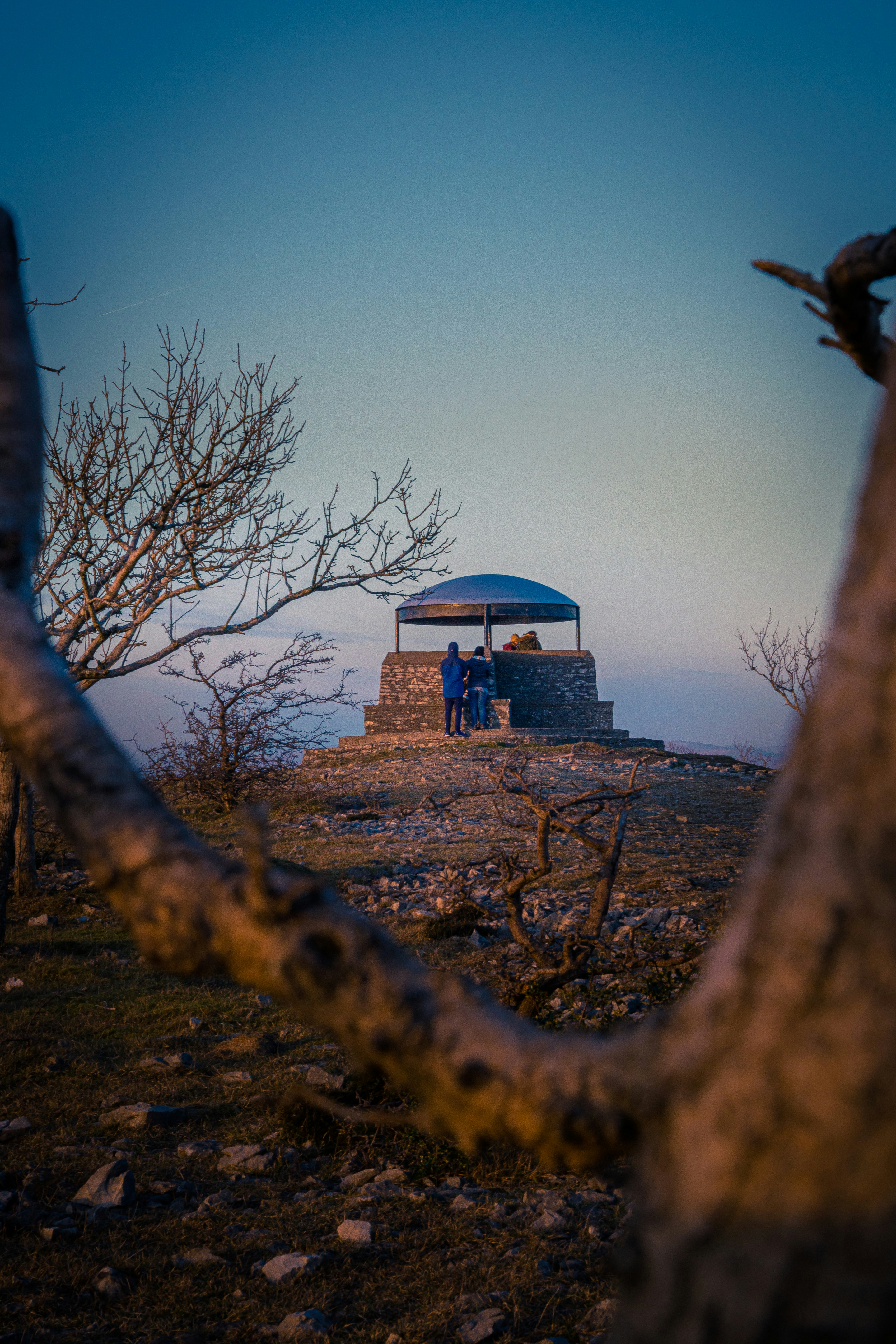 Ein paar Leute, die unter einem Regenschirm stehen