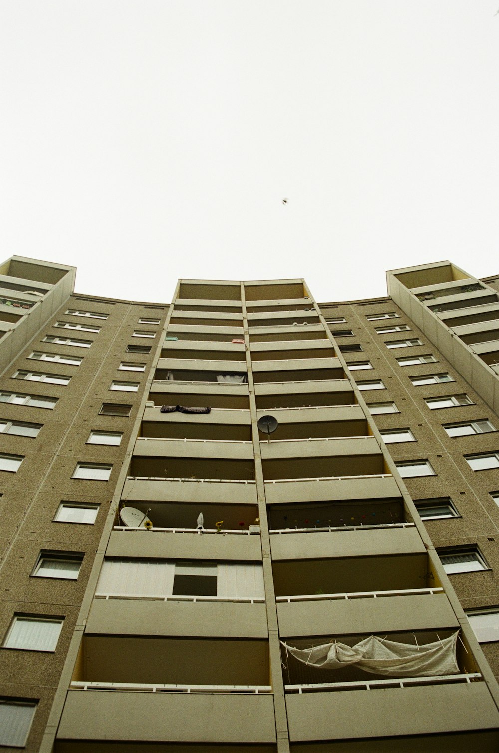 Un edificio muy alto con muchas ventanas