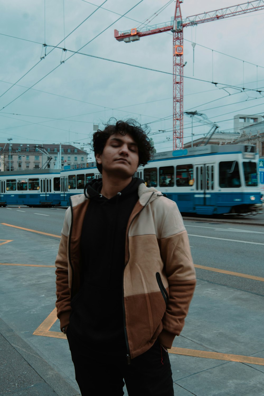 Un uomo in piedi sul ciglio di una strada accanto a un treno