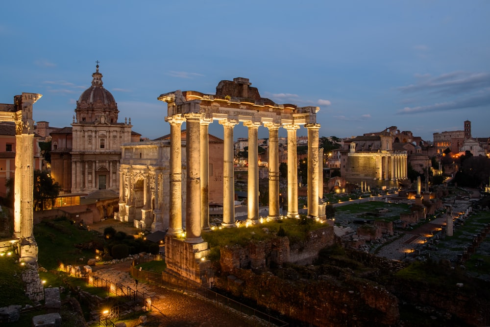 夜にライトアップされたローマの都市の廃墟