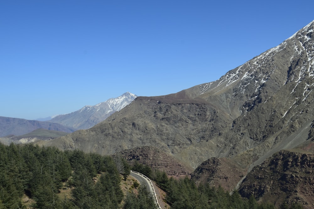 una vista de una montaña con un camino que la atraviesa