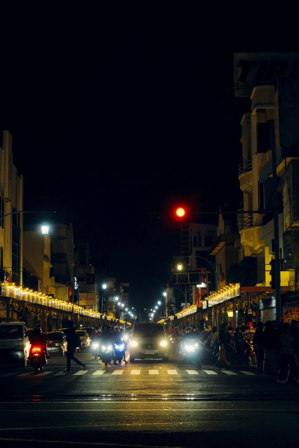 a city street filled with lots of traffic at night