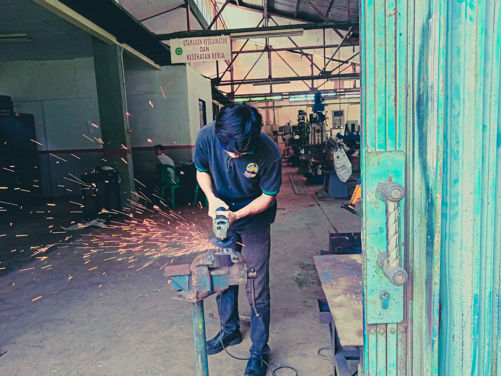 gray computer monitor