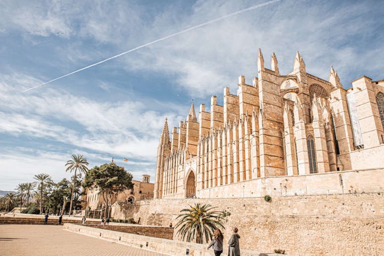 two people standing in front of the Palma cathedral in Mallorca