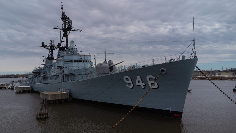 Ein großes Schiff legte an einem Dock im Wasser an