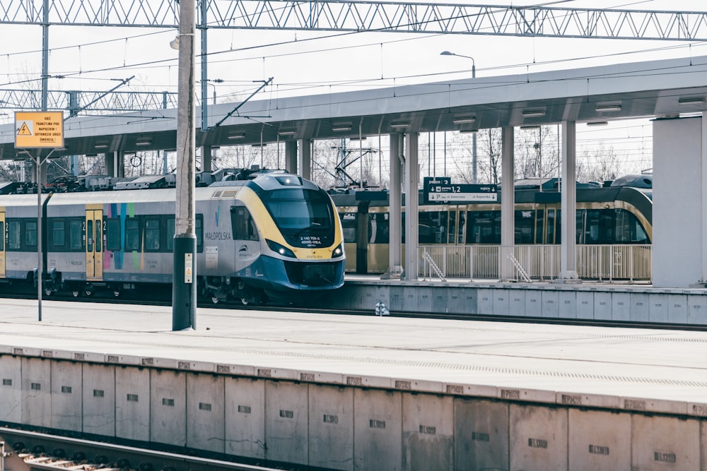 Ein Zug fährt in einen Bahnhof ein