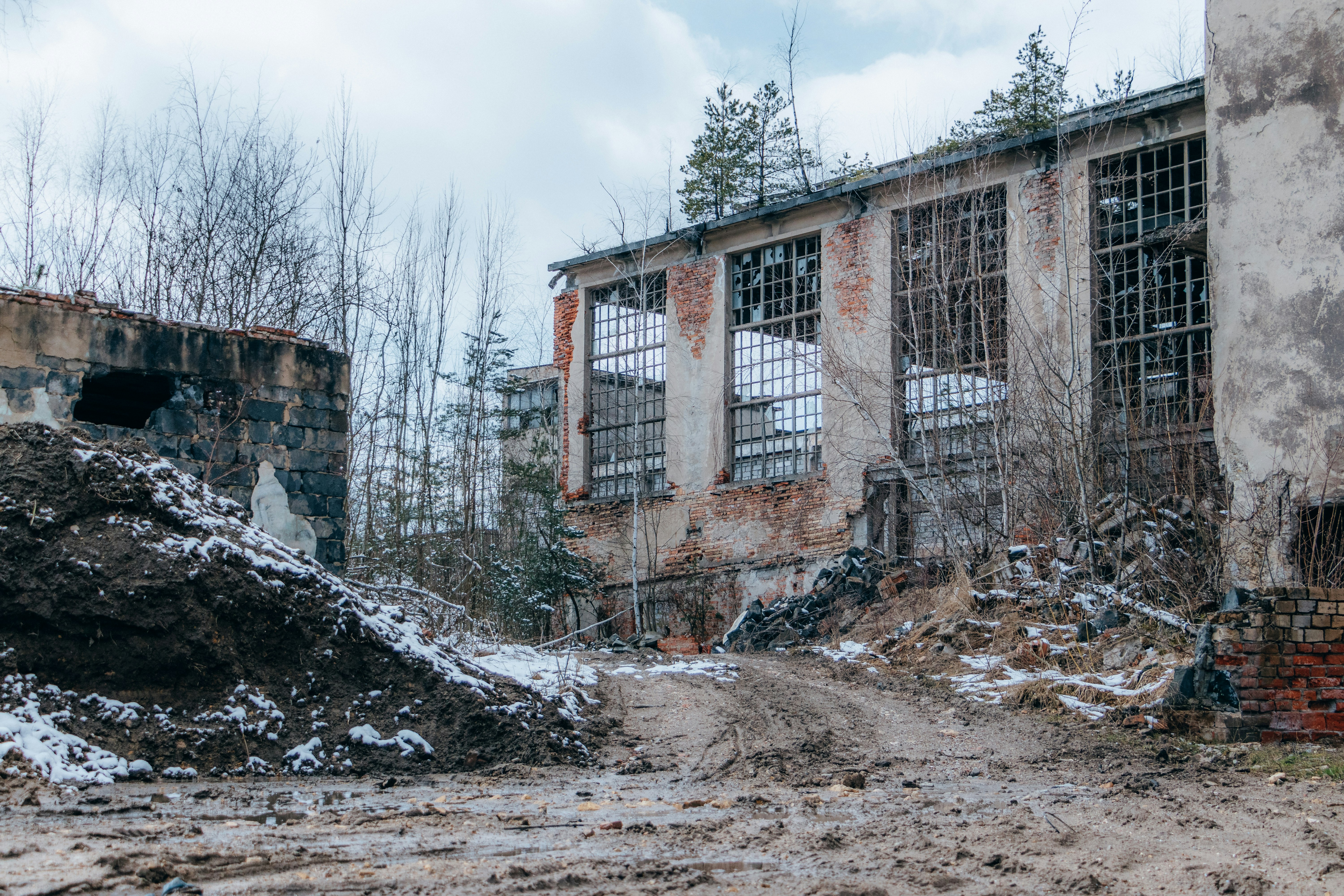 Foto Un camino de tierra frente a un edificio deteriorado – Imagen ...