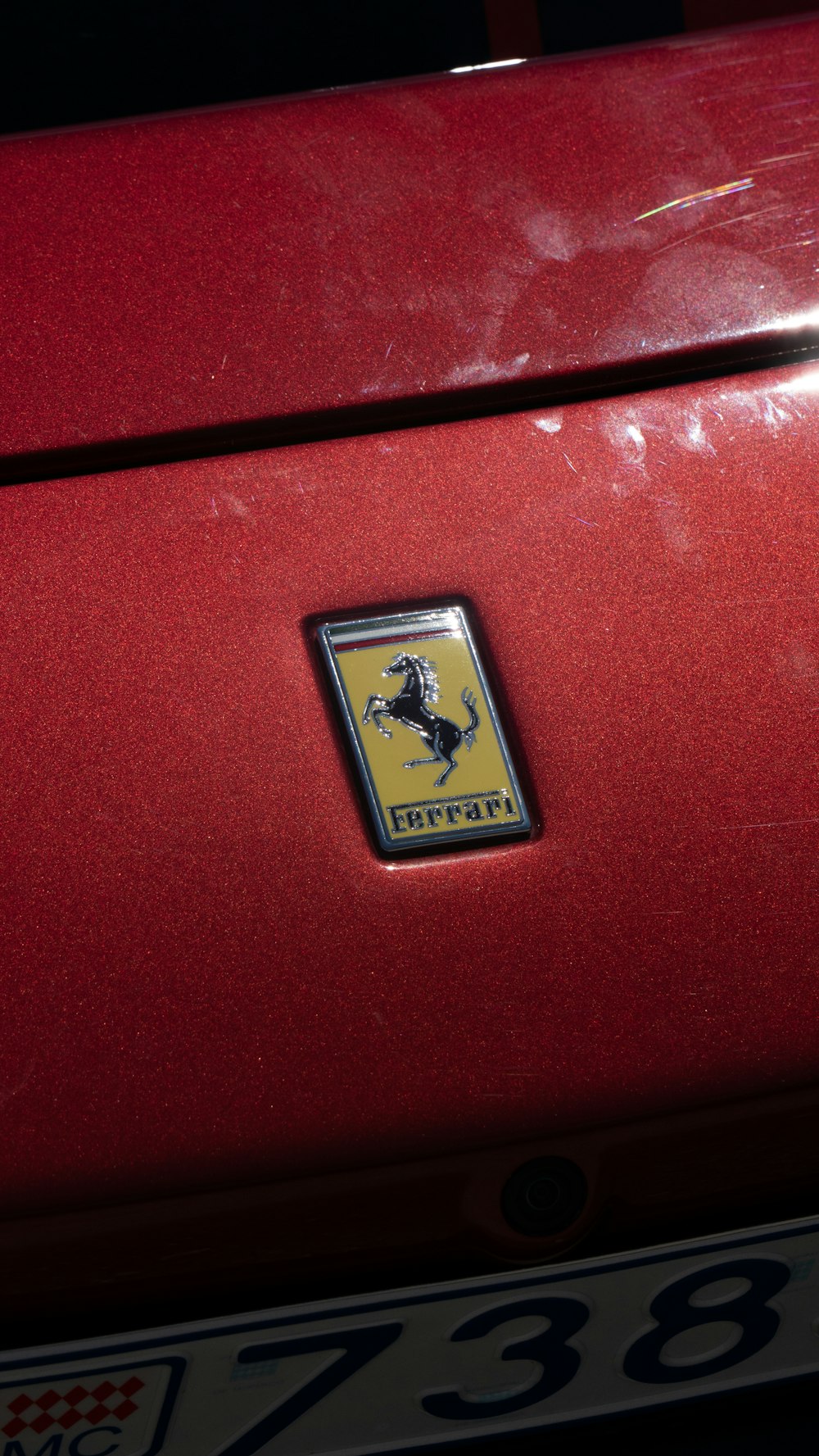 Ein rotes Auto mit einem Ferrari-Emblem darauf