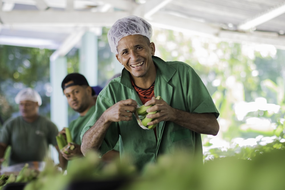 um grupo de homens em pé ao redor de uma mesa cheia de frutas