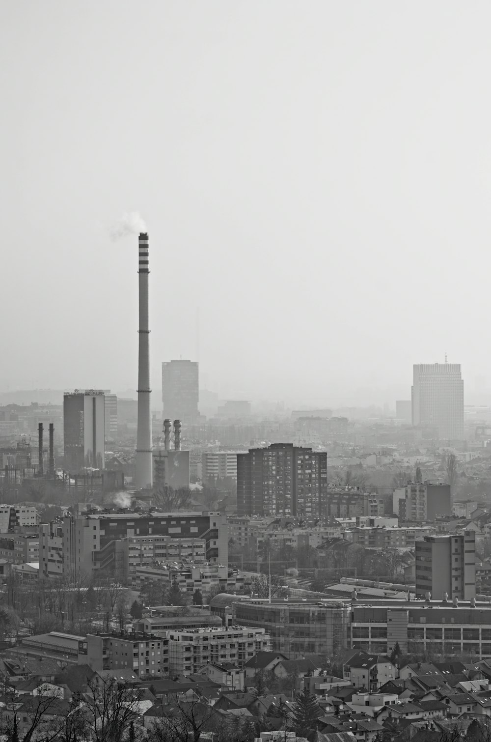 a black and white photo of a city skyline