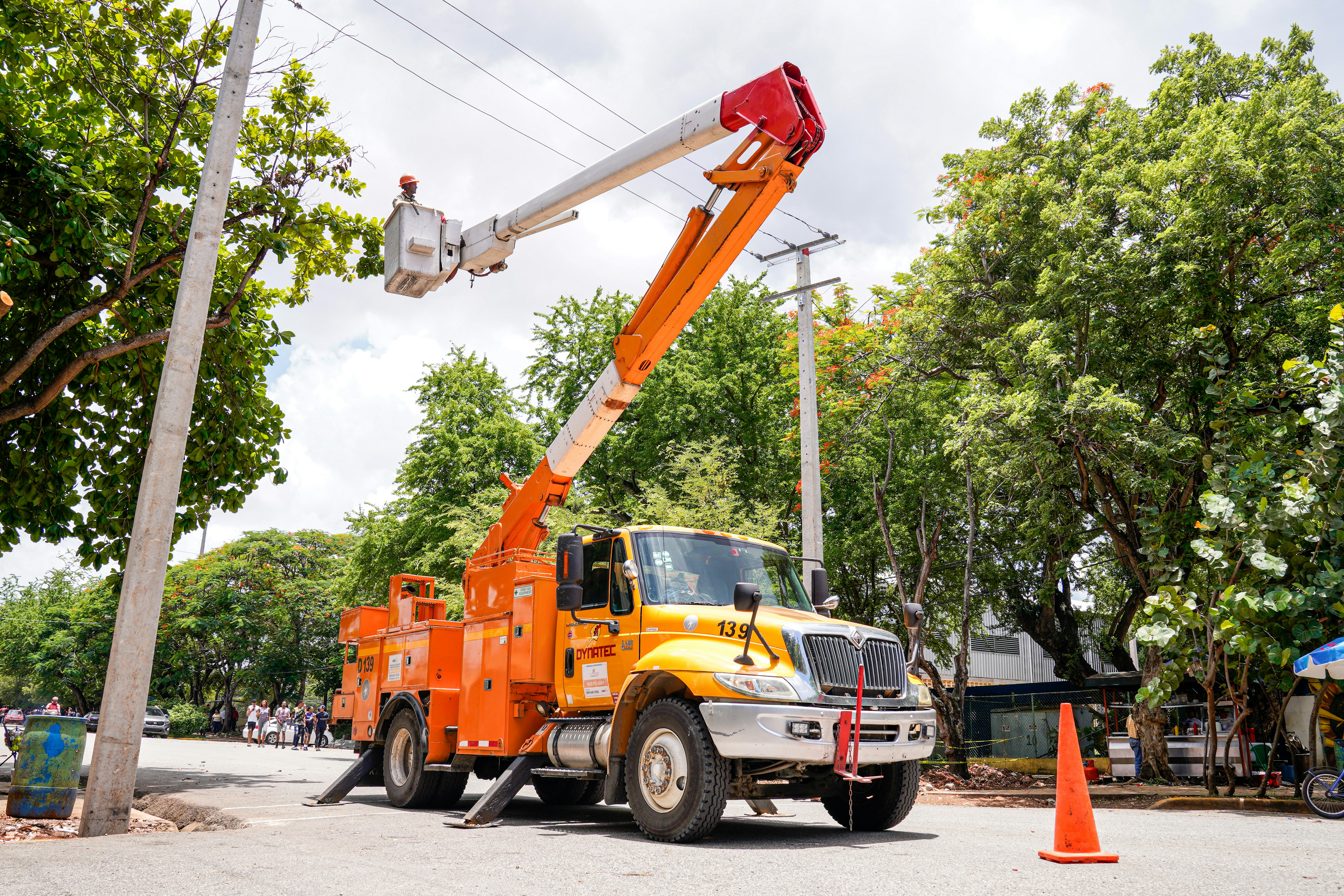 Camion con brazo elevador articulado trabajando en lineas electricas