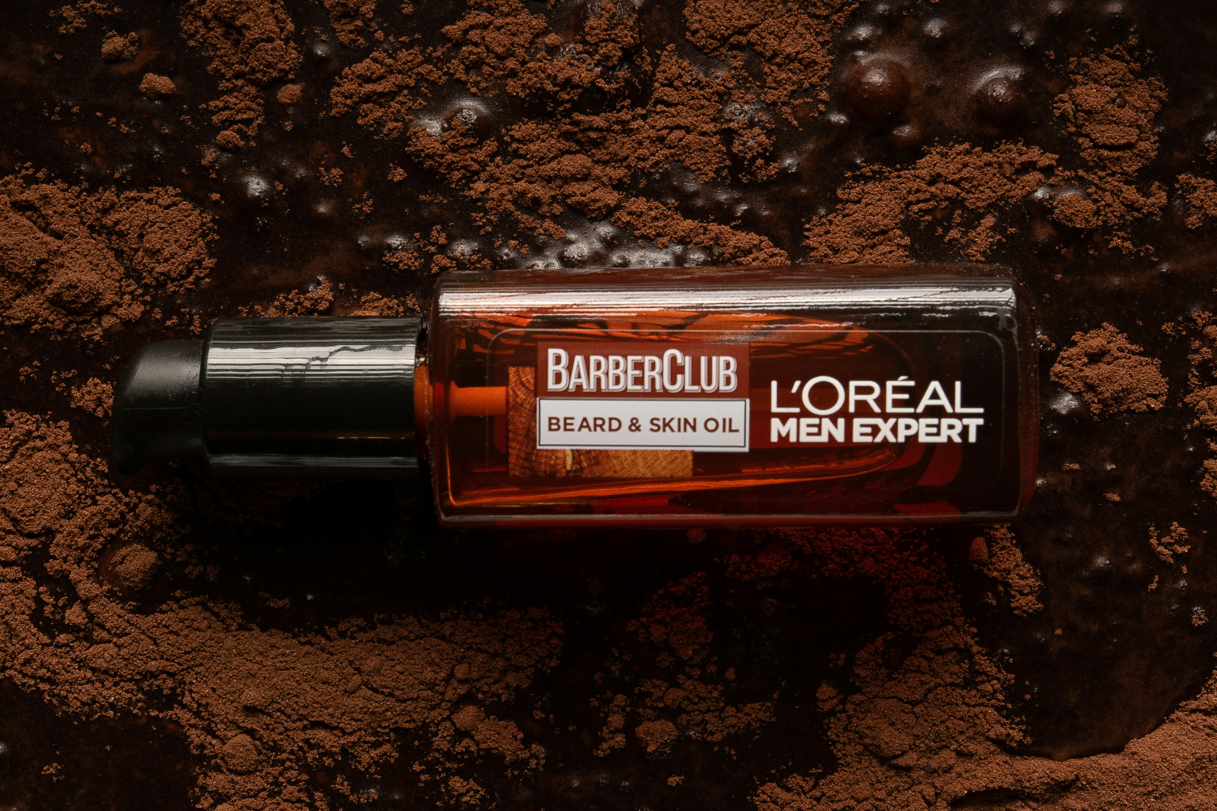 una botella de aceite de barba y piel Loreal Men Expert