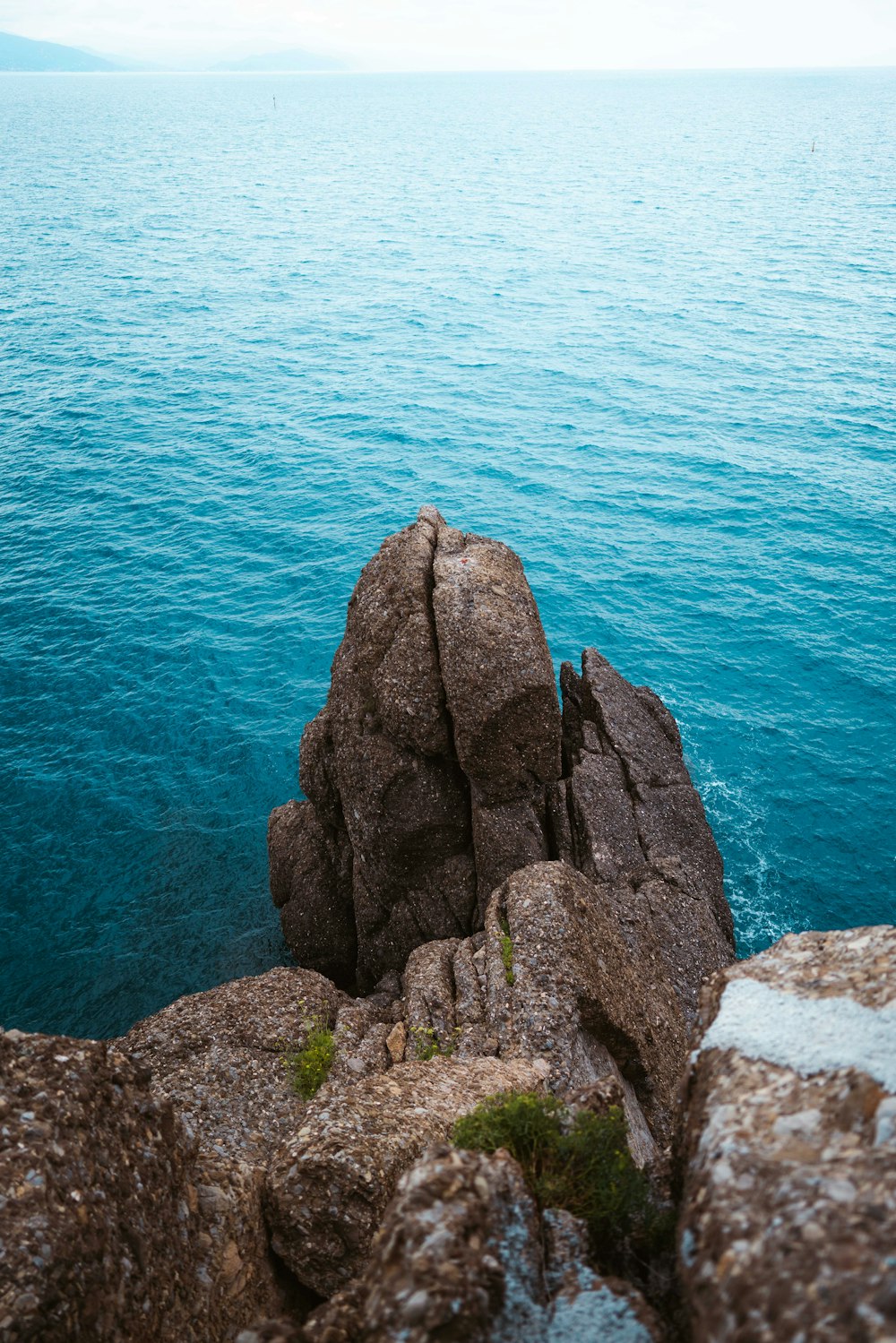 ein Felsvorsprung mitten in einem Gewässer