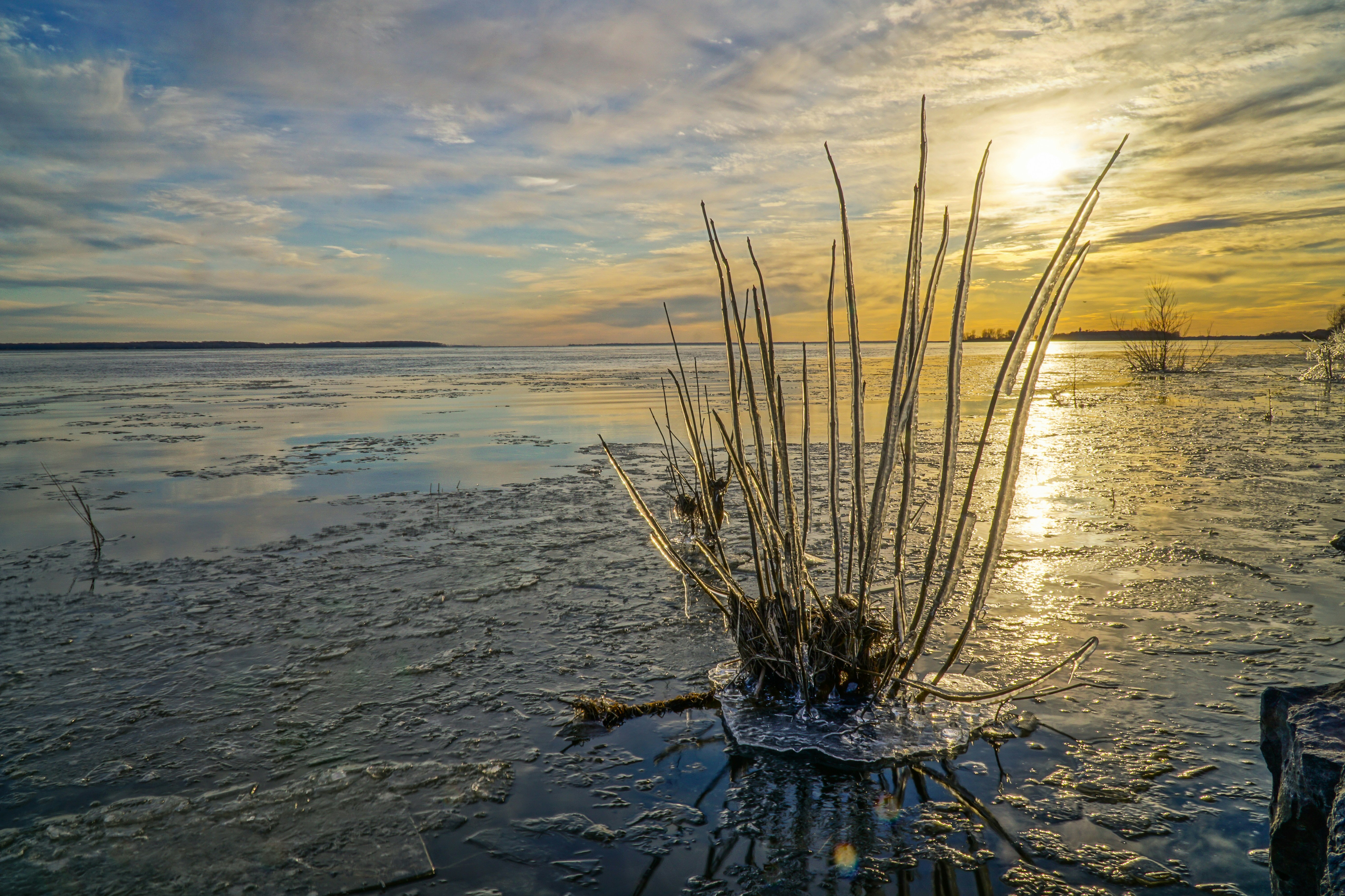 El sol se está poniendo sobre el agua y el hielo
