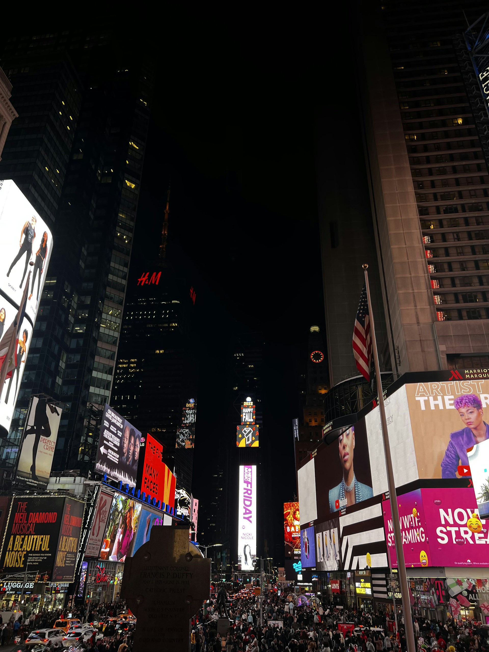 gray computer monitor