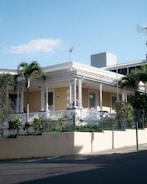A charming single-family home with a sunny front porch and lush green lawn in Orlando.