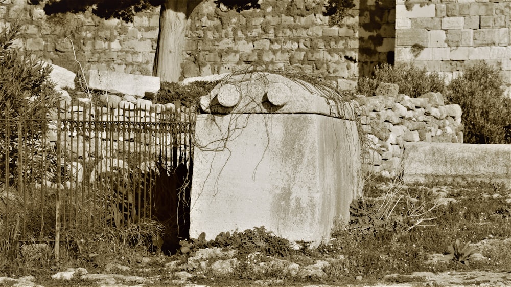 an old stone building with vines growing on it