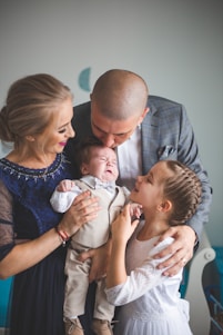 Familia unida y feliz, representando la protección que ofrecen los seguros de vida de Escelsior.
