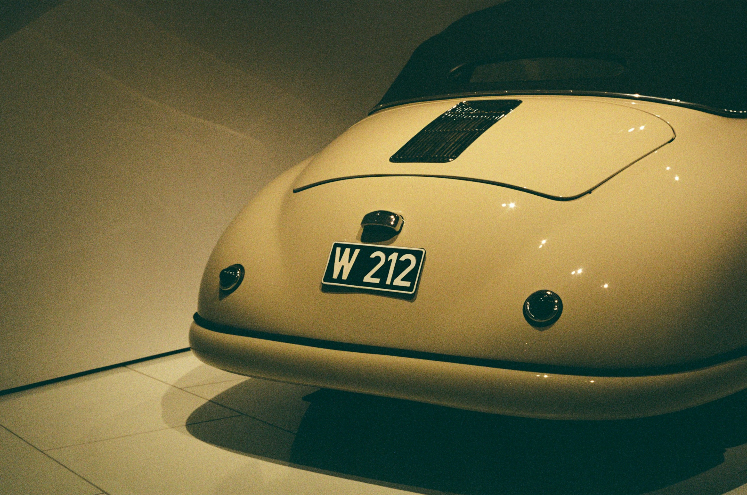 Un coche amarillo está en exhibición en un museo