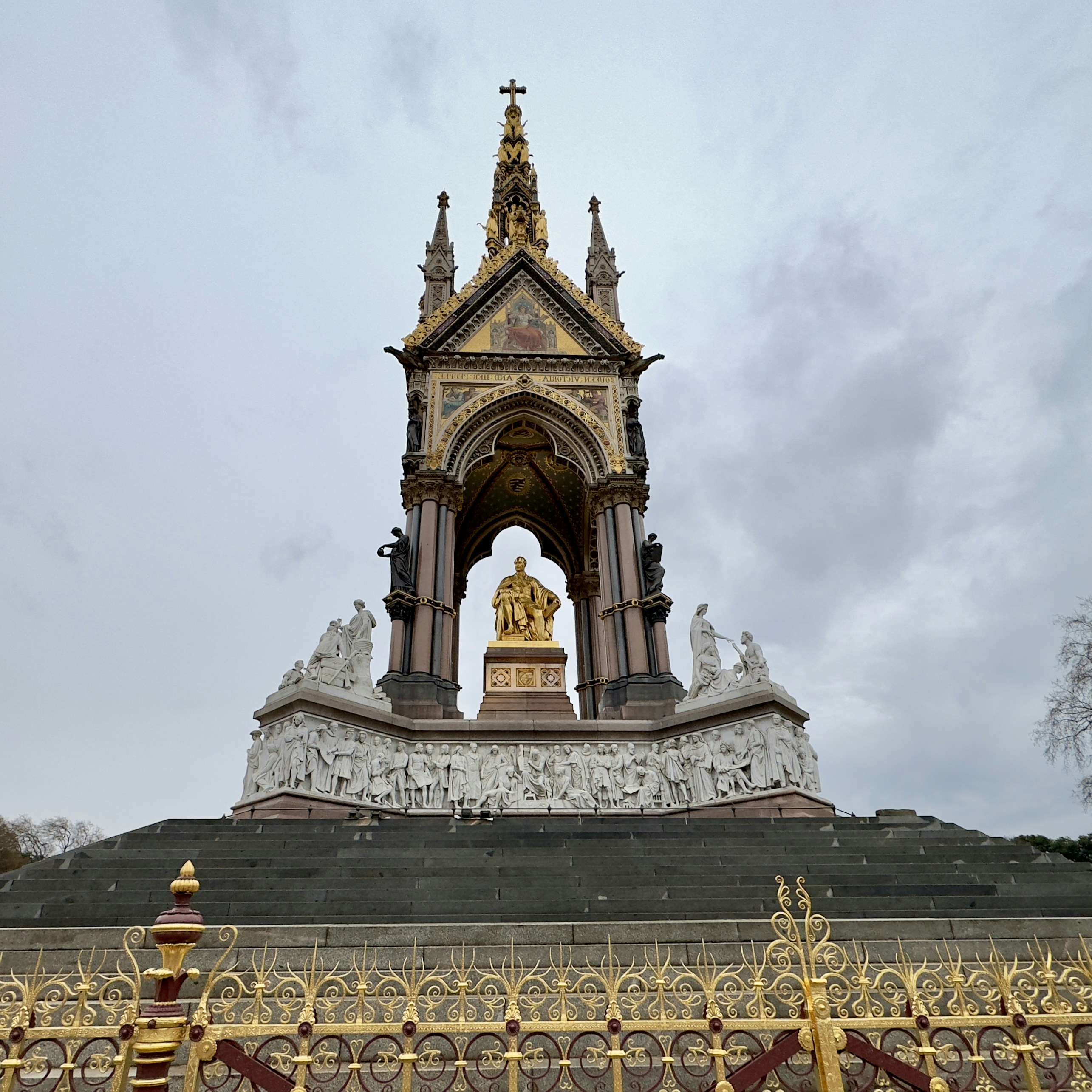 ein goldenes Tor mit einer Statue darauf