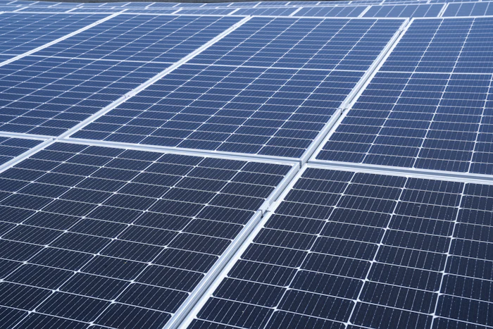 Usina solar no telhado de um galpão comercial