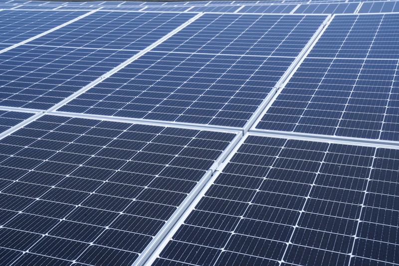 Panneaux photovoltaïques sur toiture de bâtiment