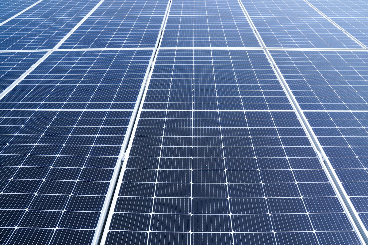 Close de módulo solar com moldura de alumínio
