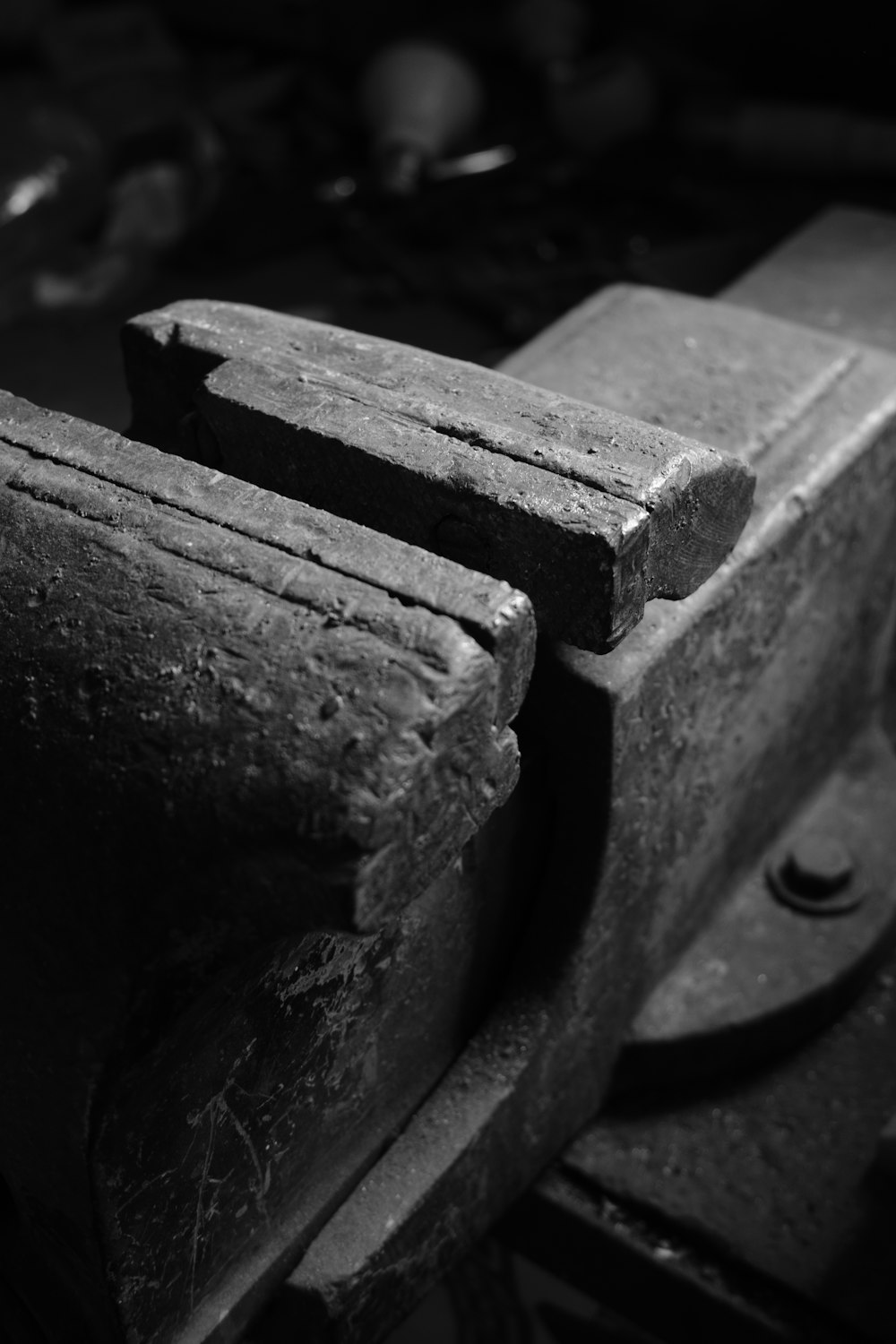 a black and white photo of a bench vice