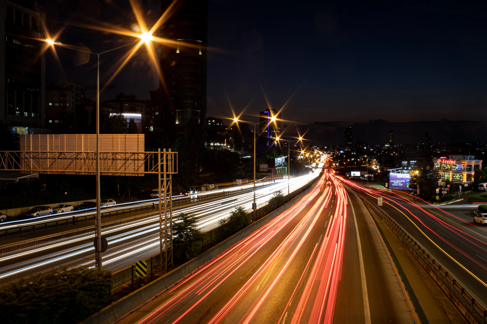 A city street filled with lots of traffic at night