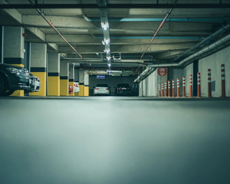 Parkgarage mit mehreren Fahrzeugen