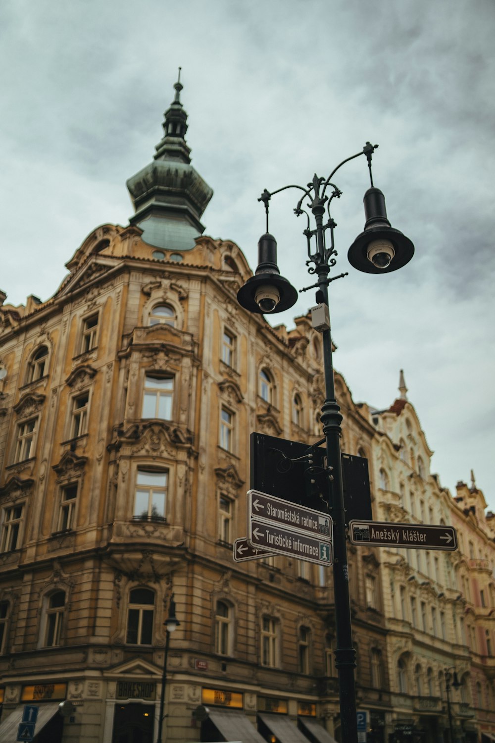 um edifício alto sentado na esquina de uma rua