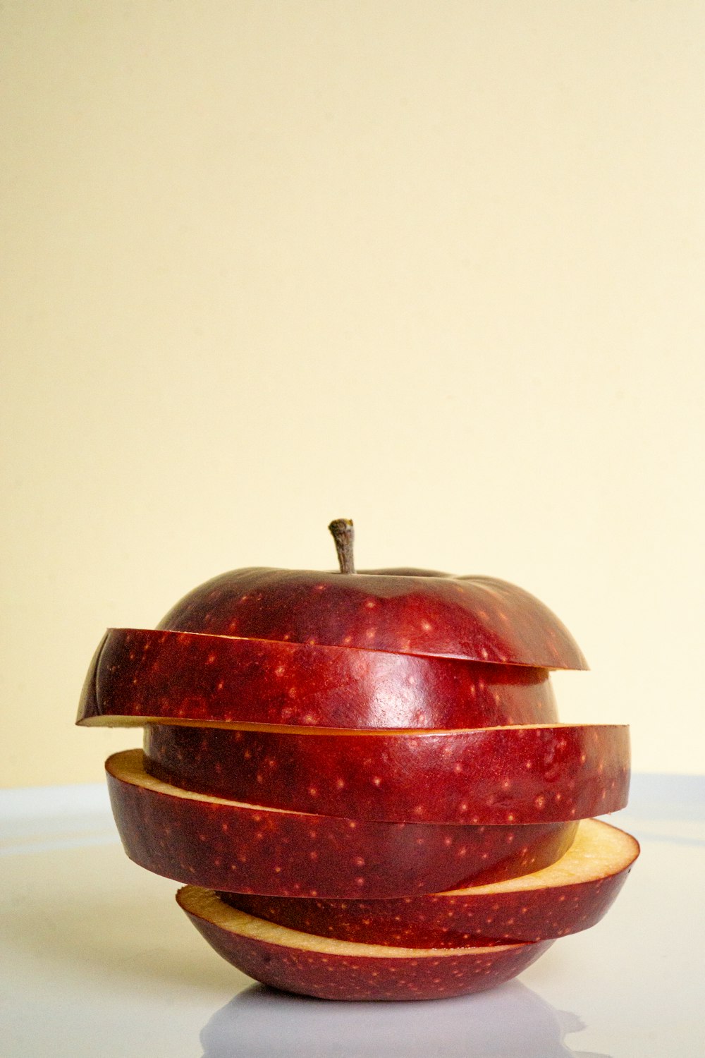 una manzana cortada por la mitad sobre una mesa