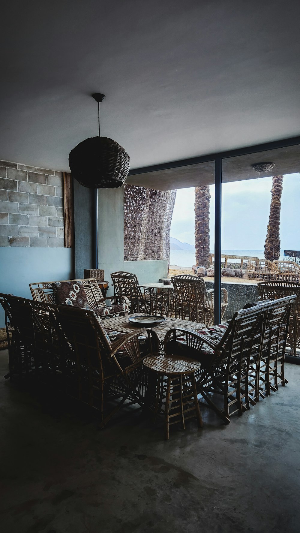 une salle à manger avec une grande table et des chaises