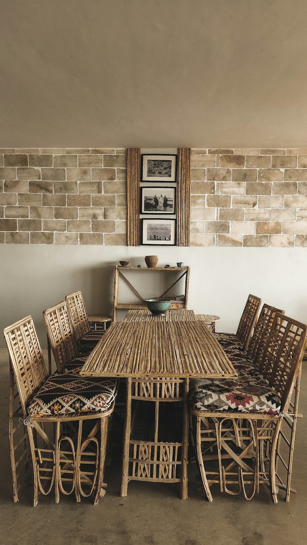 une table de salle à manger et des chaises en bambou