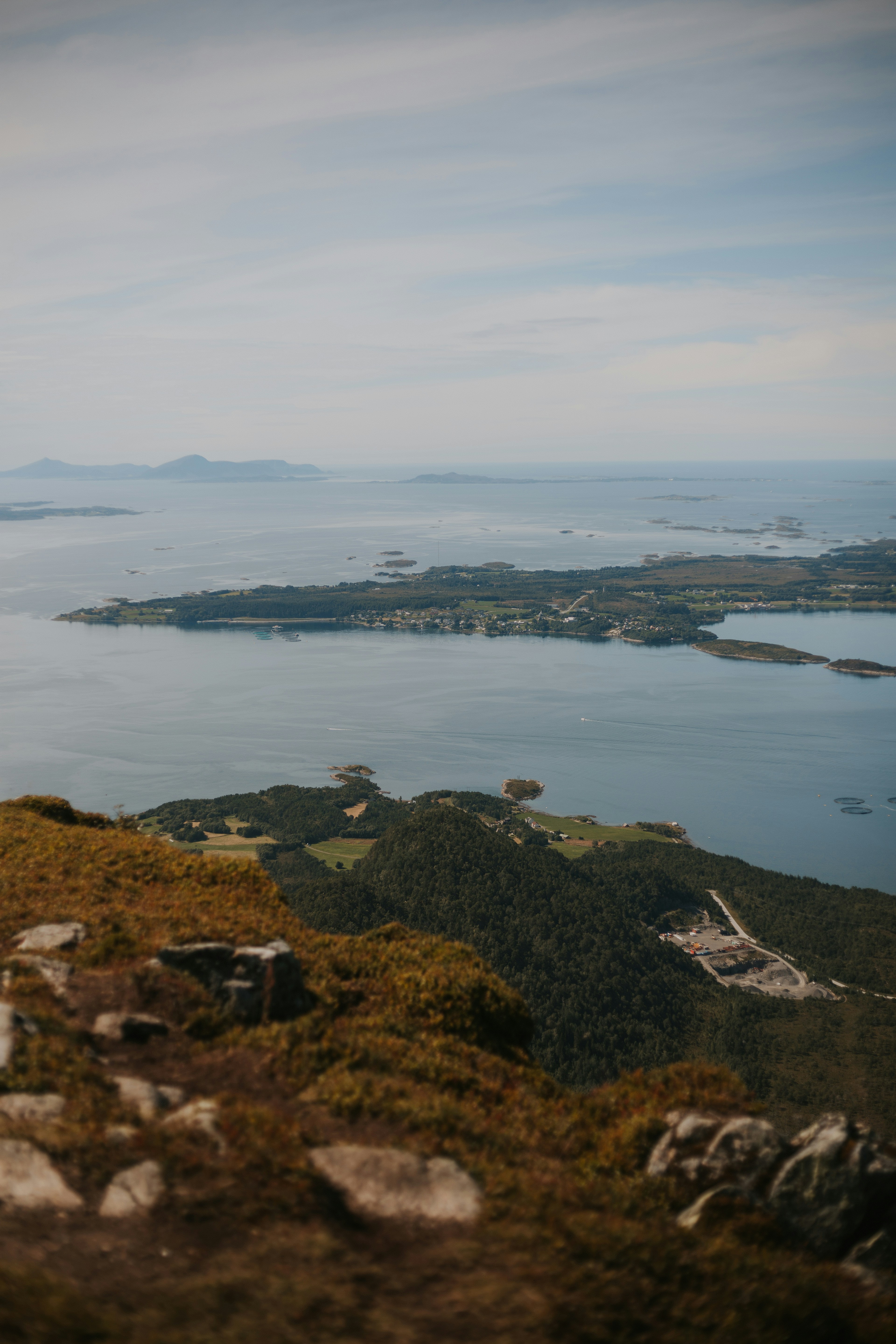 Una vista de un cuerpo de agua desde una colina
