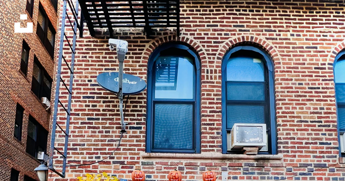 Un bâtiment avec un bouquet de fleurs devant lui photo – Image gratuite ...