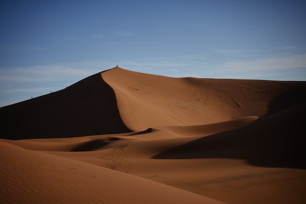 uma grande duna de areia no meio de um deserto