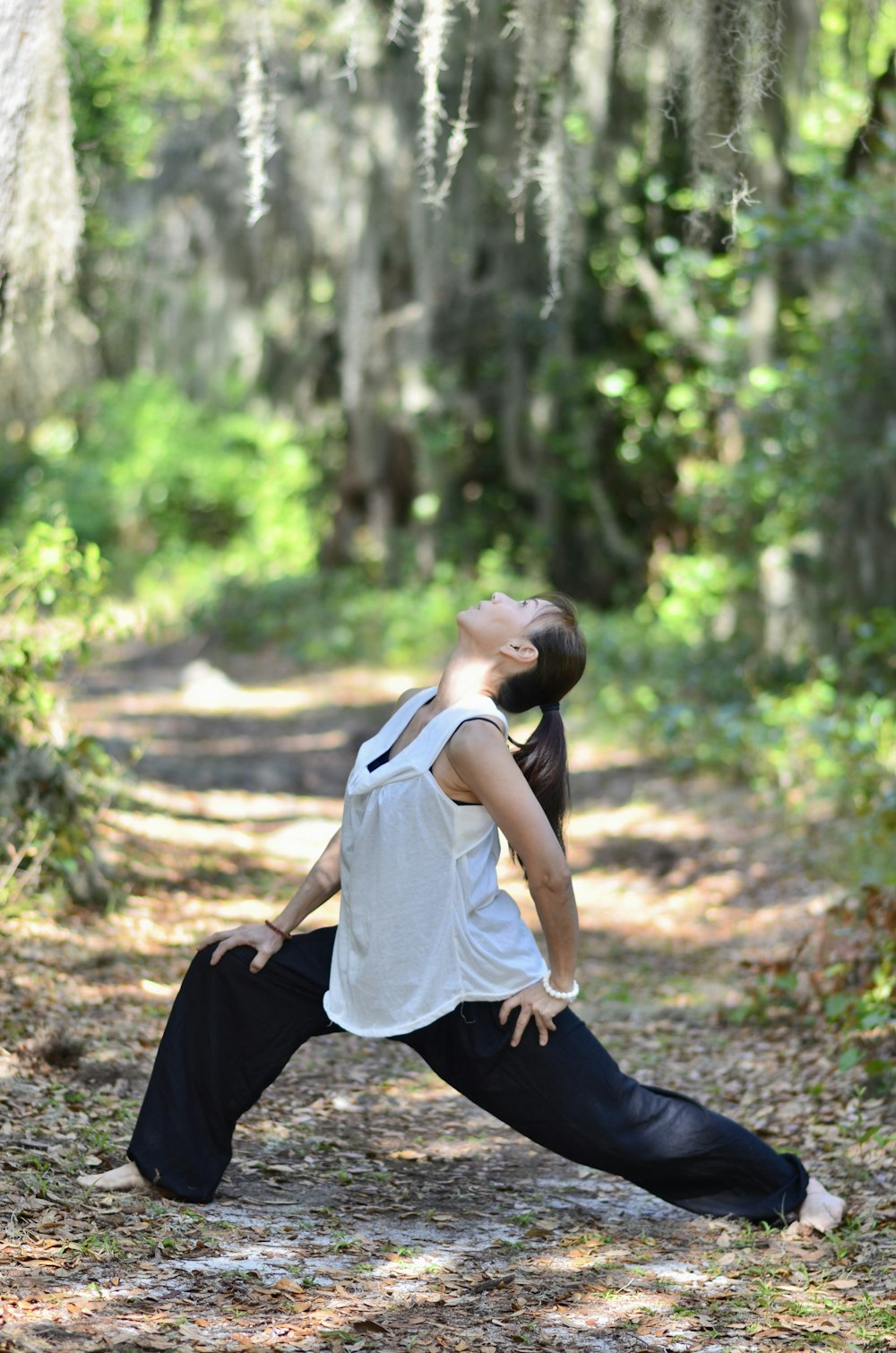 Eine Frau macht Yoga im Wald