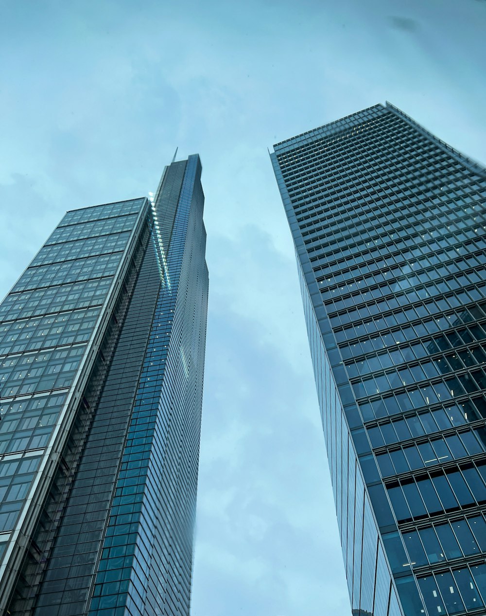 two very tall buildings in a big city