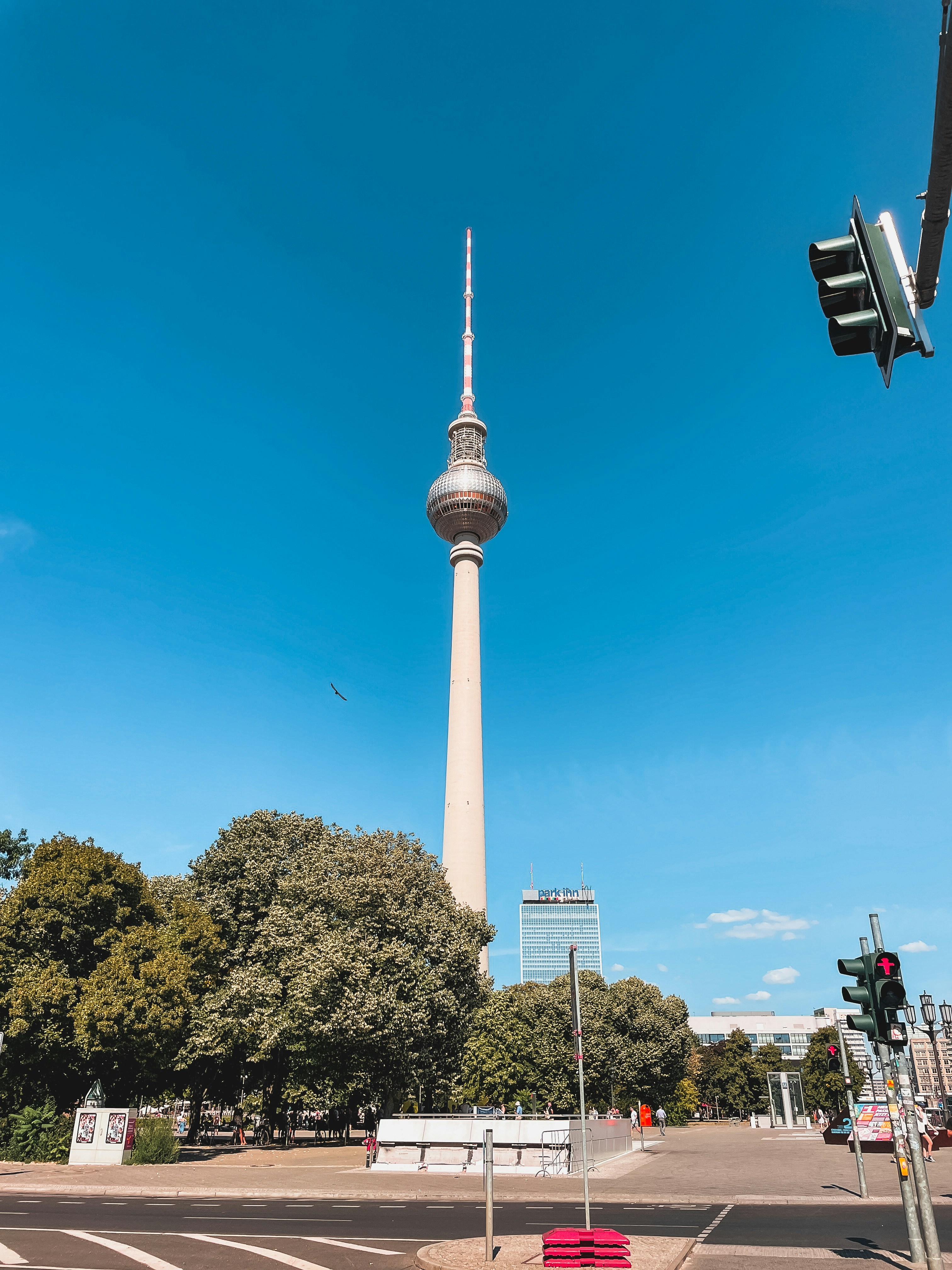 信号の隣の街にそびえる高い塔