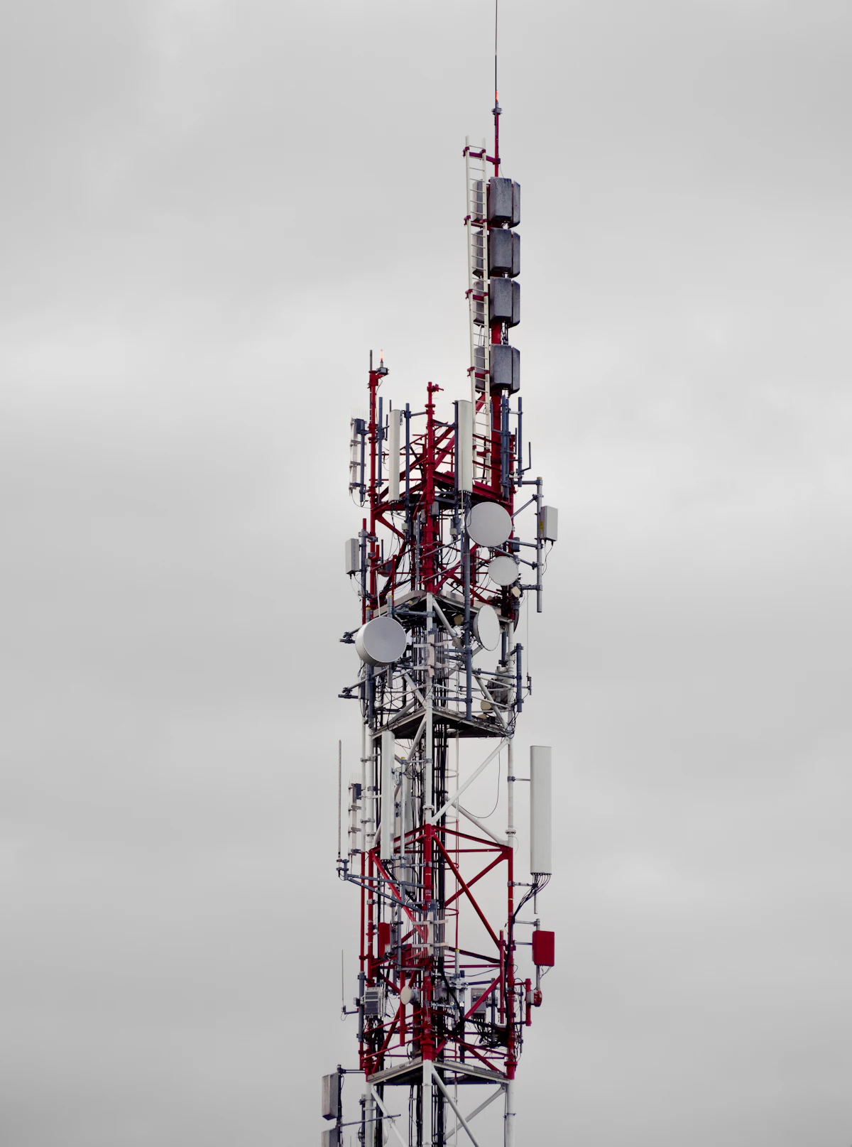 Pylône équipé d'antennes de téléphonie mobile
