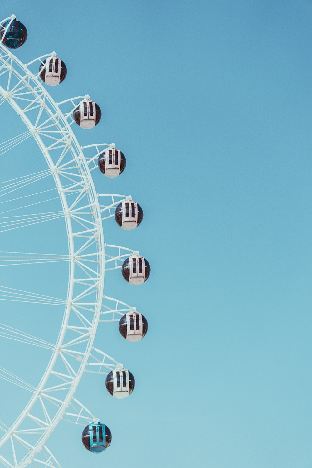 uma roda gigante é mostrada contra um céu azul