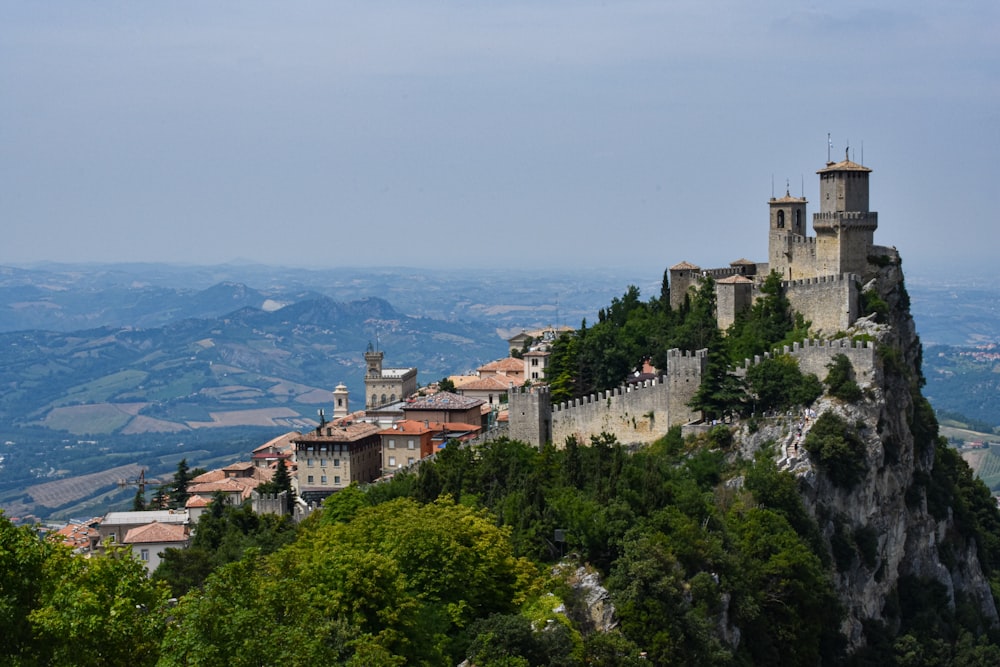 um castelo empoleirado no topo de uma montanha