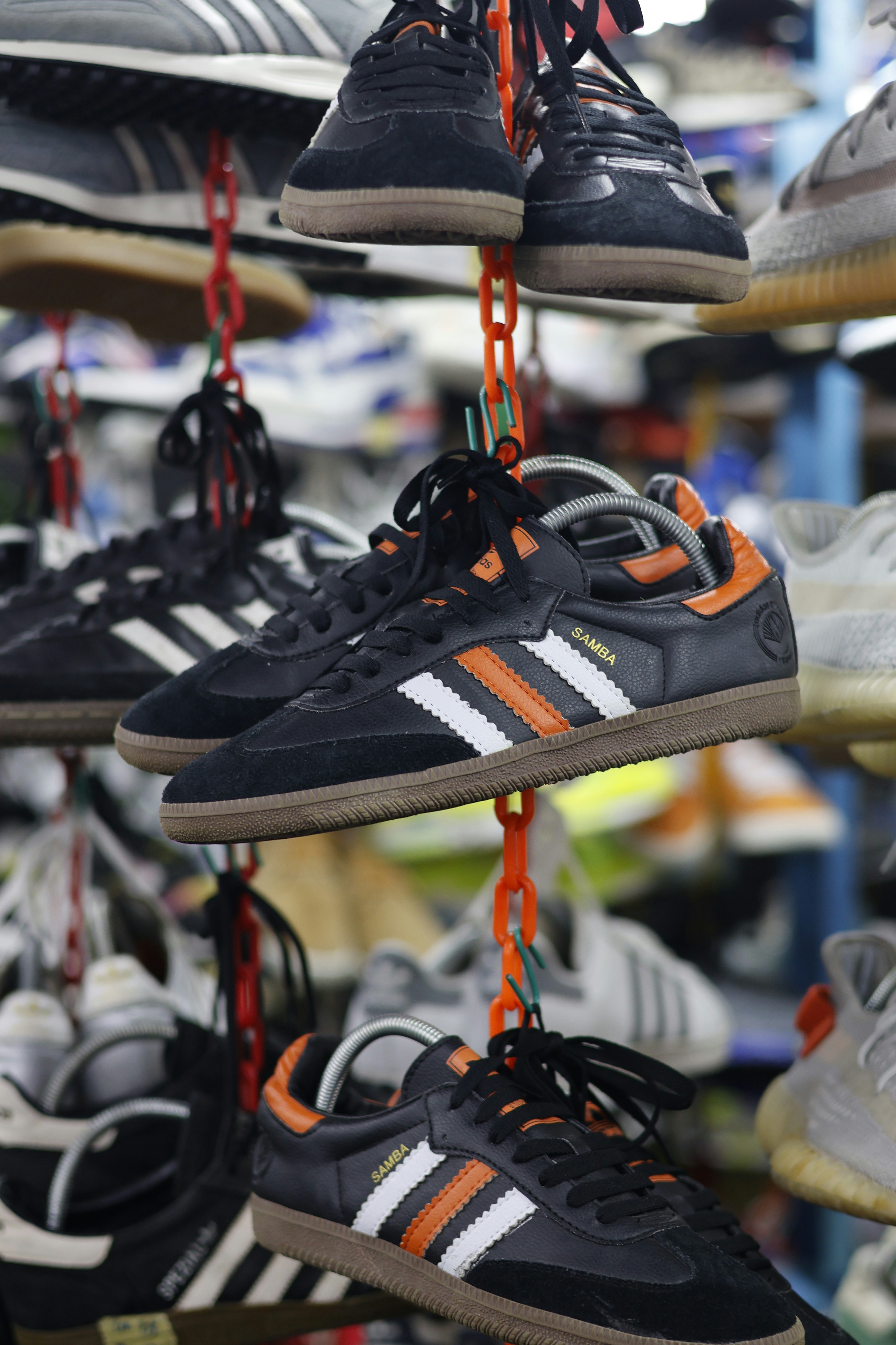 un mazzo di scarpe appese a uno scaffale