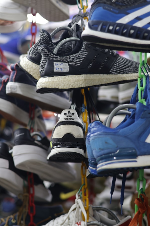Mehrere Paar Schuhe auf einem Regal