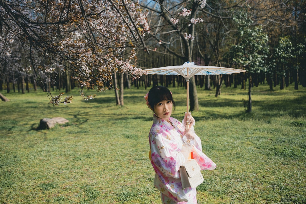 Una mujer en un kimono sosteniendo un paraguas