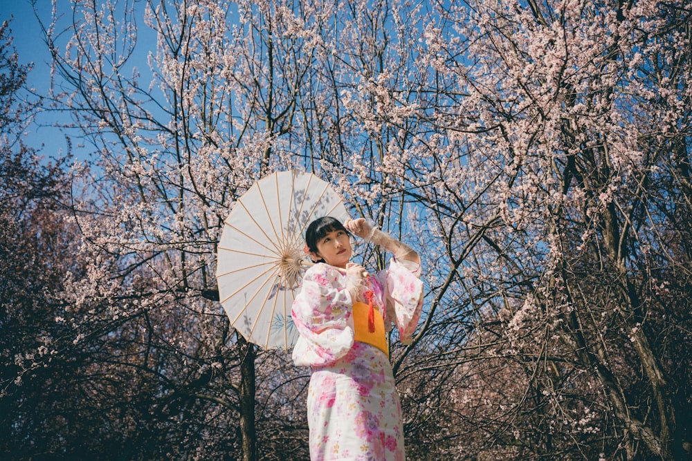 Una donna in un kimono che tiene un ombrello